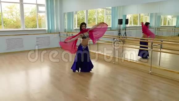 穿着阿拉伯服装跳舞的美女东方舞或肚皮舞视频的预览图