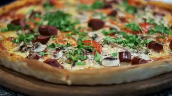 比萨饼店木制餐盘上的披萨视频的预览图