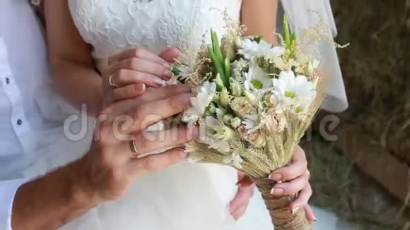 新娘手中的婚礼花视频的预览图