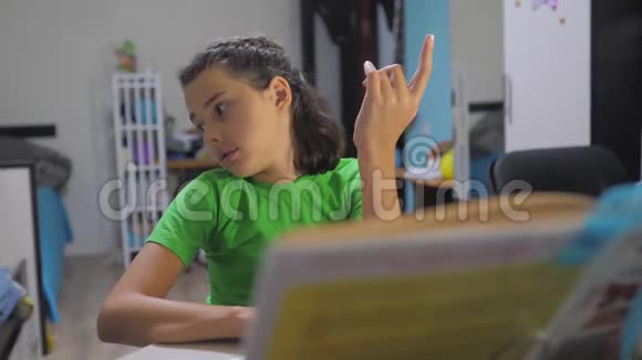 小女孩女儿做作业教育课生活方式学校慢动作视频准备回到学校视频的预览图