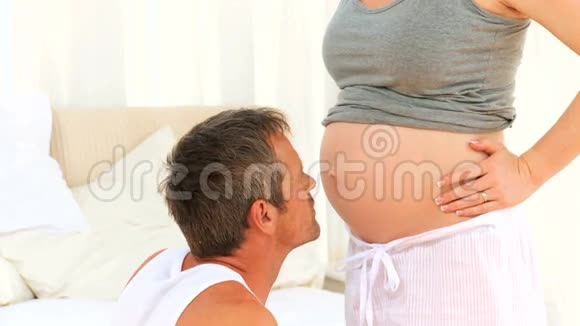 男人亲吻妻子的腹部视频的预览图