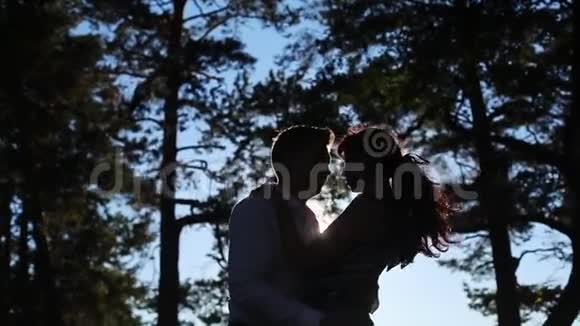 年轻可爱的情侣在公园接吻视频的预览图