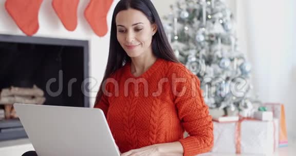 年轻女子圣诞节在家放松视频的预览图