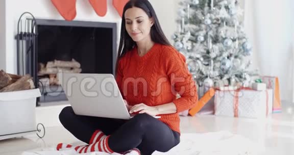 年轻女子圣诞节在家放松视频的预览图