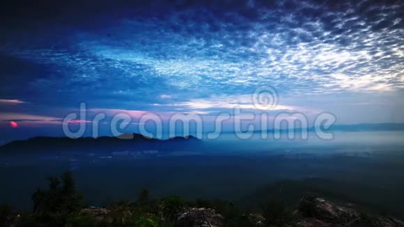 时间流逝马来西亚佩利斯山上美丽的日出视频的预览图