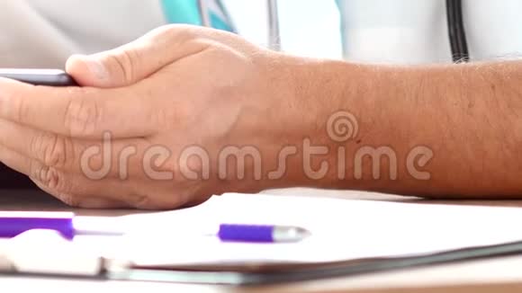 一位男性医生正在使用现代触摸屏平板电脑视频的预览图