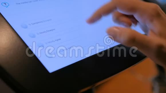 使用互动触摸屏平板电脑的妇女视频的预览图