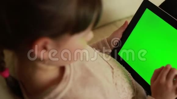 带平板电脑和绿色屏幕的女孩视频的预览图