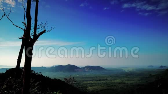马来西亚佩利斯山上美丽的时光流逝视频的预览图