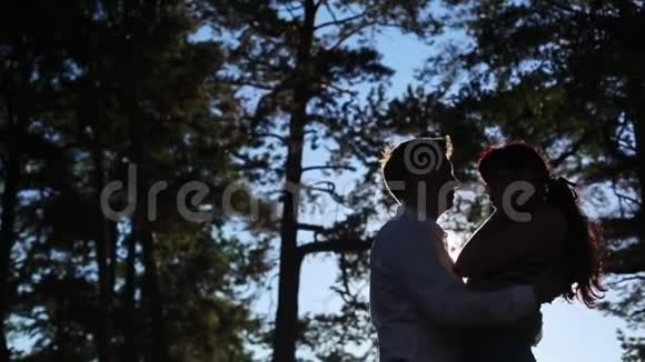 年轻可爱的情侣在公园接吻视频的预览图