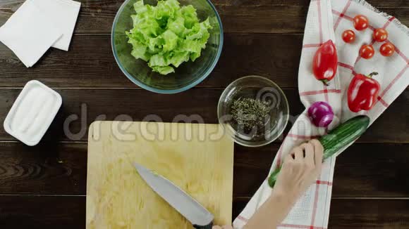 烹饪沙拉的观点视频的预览图