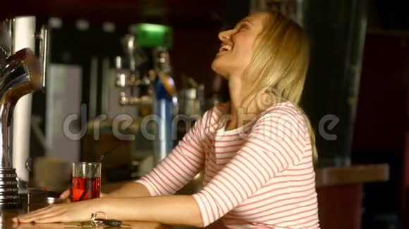女人在酒吧笑视频的预览图