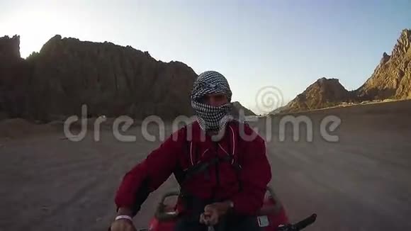 在埃及沙漠驾驶ATV视频的预览图