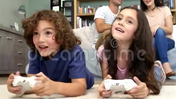 兄弟姐妹玩电子游戏视频的预览图