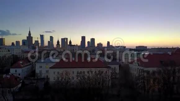 晚上在华沙市区进行空中飞行视频的预览图