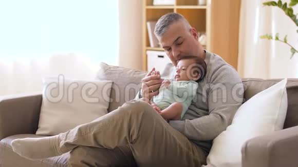 快乐的父亲和小男孩在家视频的预览图