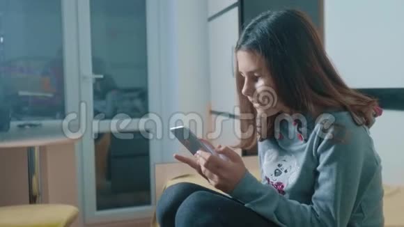 网上购物小女孩在社交媒体信使上写了一条聊天的信息儿童技术和视频的预览图