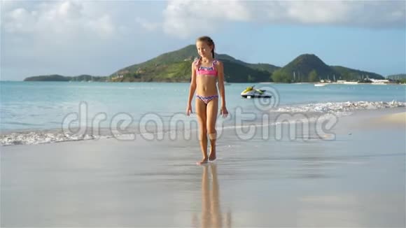 暑假期间海滩可爱的活泼小女孩视频的预览图