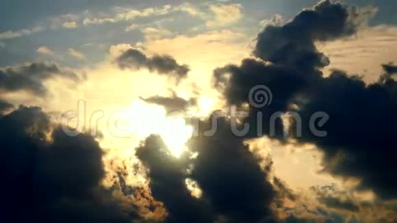 美丽的日落天空随着太阳和云彩的流逝视频的预览图