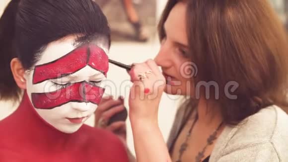 化妆师画出眼睛的轮廓视频的预览图