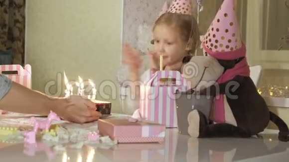 带蜡烛的生日蛋糕视频的预览图