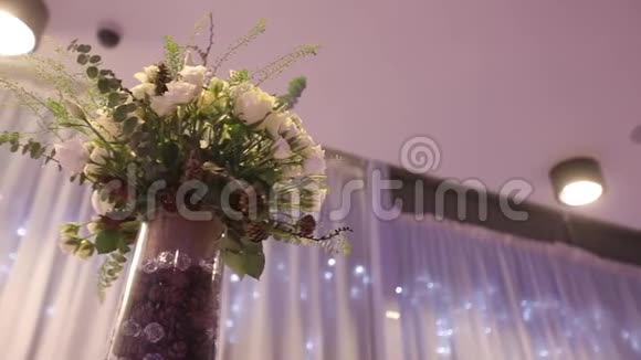 婚礼用的白色鲜花装饰视频的预览图