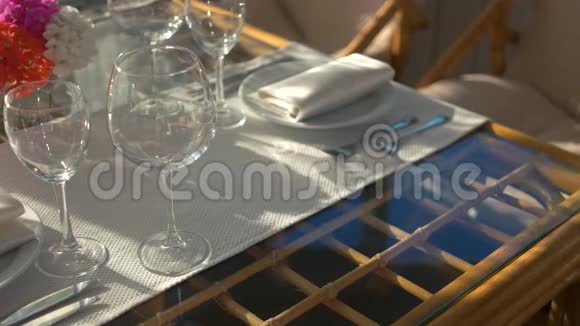 餐桌和阳光视频的预览图