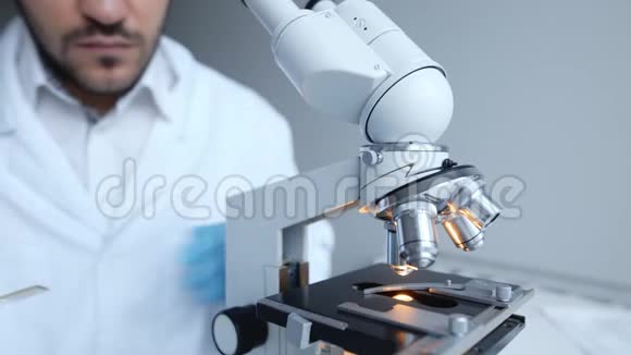 年轻的科学家透过显微镜观察视频的预览图