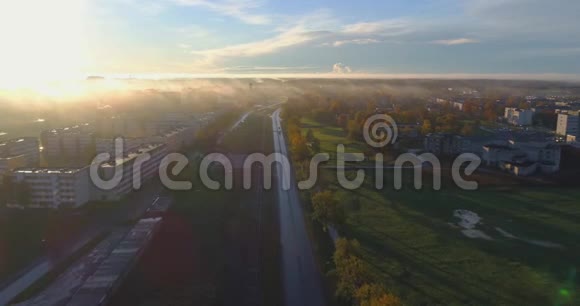 美丽的空中拍摄的薄雾日出在小镇视频的预览图