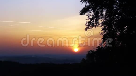 日出与树木剪影捷克景观视频的预览图