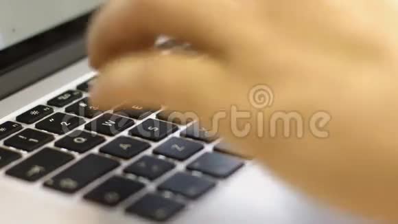 一个在咖啡馆的电脑前工作的人视频的预览图