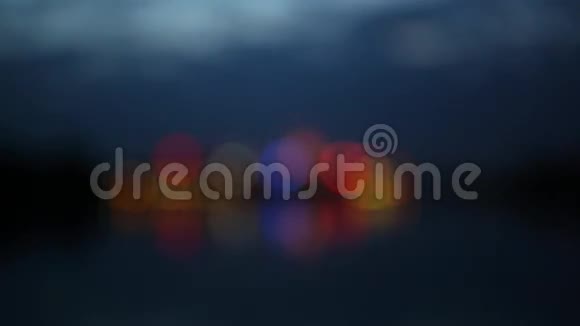 夜晚从河中俯瞰市中心视频的预览图