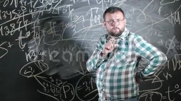 一位杰出的成熟数学家带来了一块大板完成了一篇复杂的数学公式方程视频的预览图