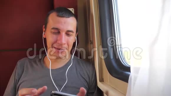 人听音乐生活方式上火车轨道车轿跑车厢旅行慢动作视频一个男人视频的预览图