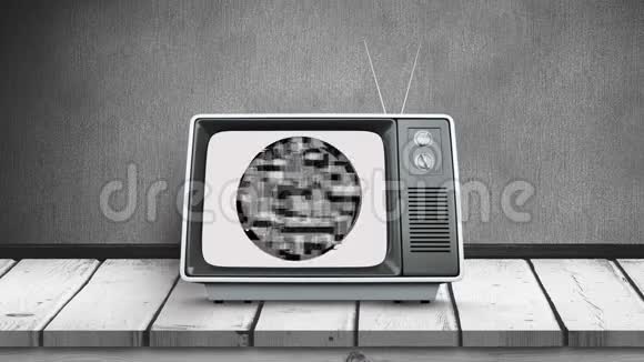 旧电视屏幕上有一个圆圈视频的预览图