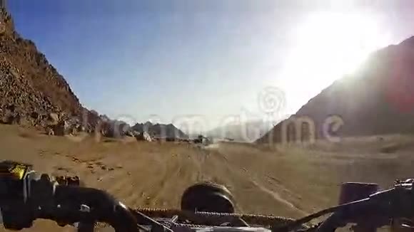 在埃及沙漠驾驶ATV视频的预览图