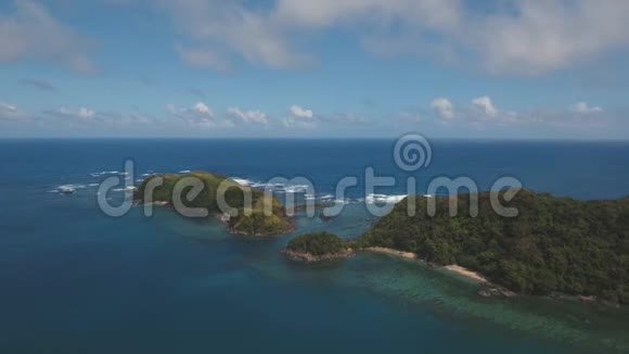 带有热带岛屿的海景岩石和波浪菲律宾卡坦杜内斯视频的预览图