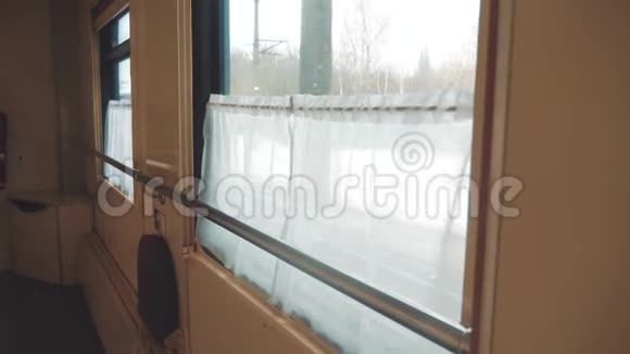 铁路车厢内的内部马车概念火车旅行生活方式美丽的景色视频的预览图