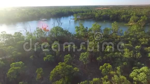 澳大利亚默里河度假别墅的鸟瞰图视频的预览图
