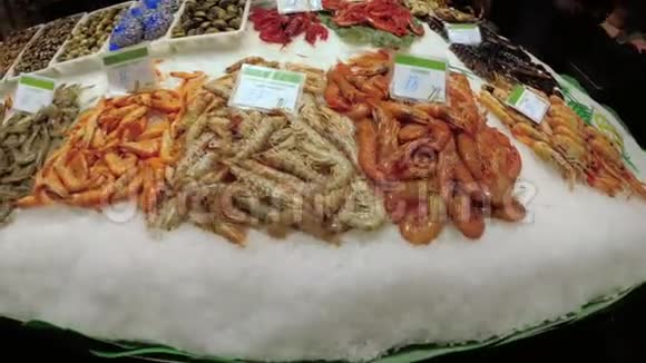 拉波奎利亚鱼市冰鲜柜台巴塞罗那西班牙视频的预览图