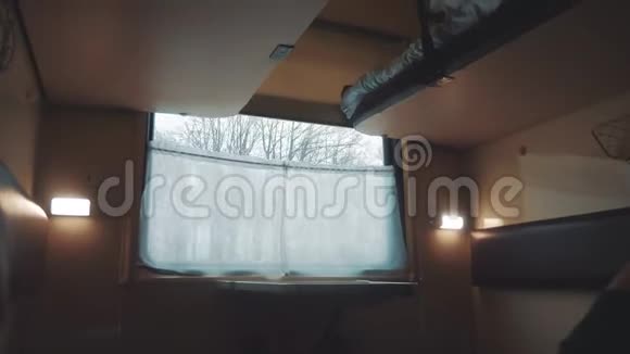 铁路车厢内的内部马车概念旅行旅程火车生活方式美丽的景色视频的预览图