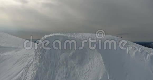 雪峰山间的雪景视频的预览图