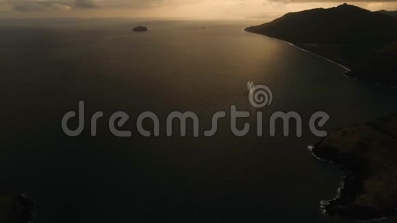 美丽的日落过海鸟瞰印度尼西亚巴厘视频的预览图