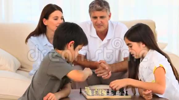 幼儿和家长下棋视频的预览图