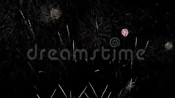 五彩缤纷的烟花庆祝夜空视频的预览图