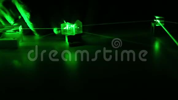 连续波绿色激光通过光学元件传播激光安全视频的预览图