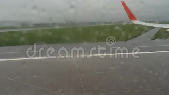 从阿姆斯特丹机场出发雨天视频的预览图