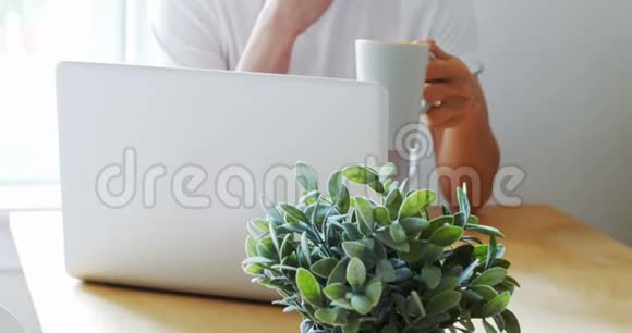 男人在喝4k咖啡的时候用笔记本电脑视频的预览图