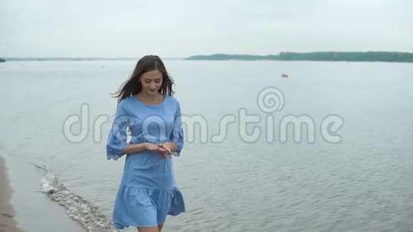 海滩上的年轻美女视频的预览图
