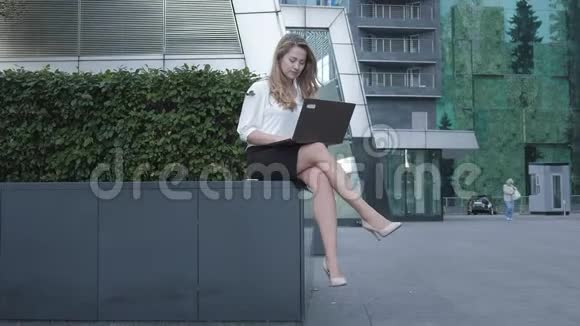 在城市公园商业中心工作的年轻女商人视频的预览图